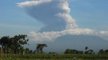 Endonezya’da Merapi Yanardağı’nda art arda patlama oldu