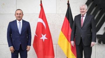 Bakan Çavuşoğlu, Almanya İçişleri Bakanı Seehofer ile bir araya geldi