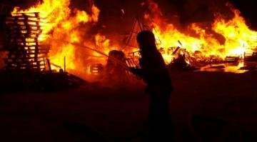 Kocaeli’nin Gebze ilçesinde bir ahşap palet fabrikasında yangın