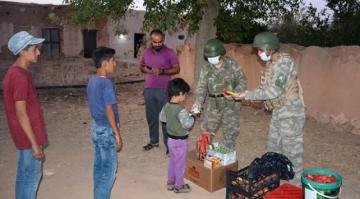 Mehmetçik yemeğini Suriyelilerle paylaşıyor