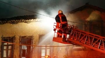 Kütahya’da iki katlı ahşap binada yangın