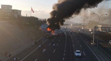 yolcu otobüsünde çıkan yangın itfaiye ekiplerince söndürüldü