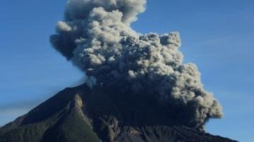 Sinabung Yanardağı kül püskürtmeye devam ediyor