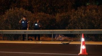 İzmir’de yolun karşısına geçmeye çalışan genç canından oldu