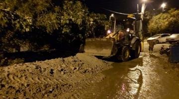 Sağanak ve dolu nedeniyle ev ve iş yerlerini su bastı