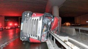 Çekmeköy’de kum yüklü tır devrildi