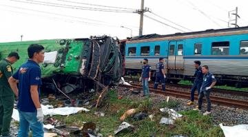 Tayland’da tren, otobüse çarptı: 17 ölü