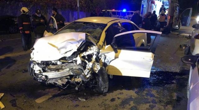 Ankara’da iki otomobil çarpıştı: 1’i ağır 5 yaralı