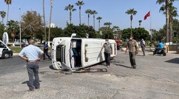 Mersin’de yolcu minibüsü devrildi: 3 yaralı