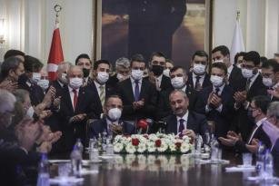 Adalet Bakanlığında devir teslim! Abdulhamit Gül, görevi Bekir Bozdağ’a devretti
